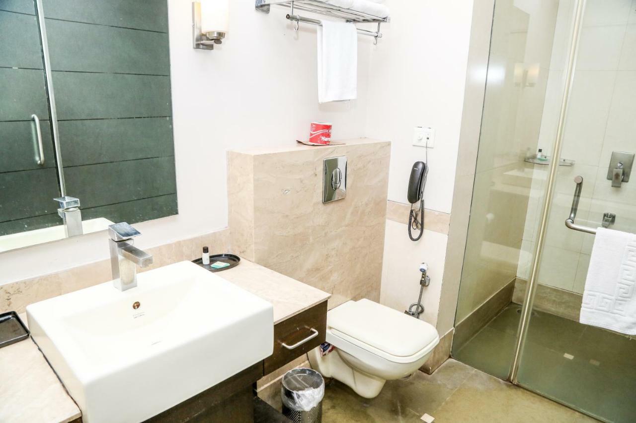Hotel Western Court Chandīgarh Екстериор снимка