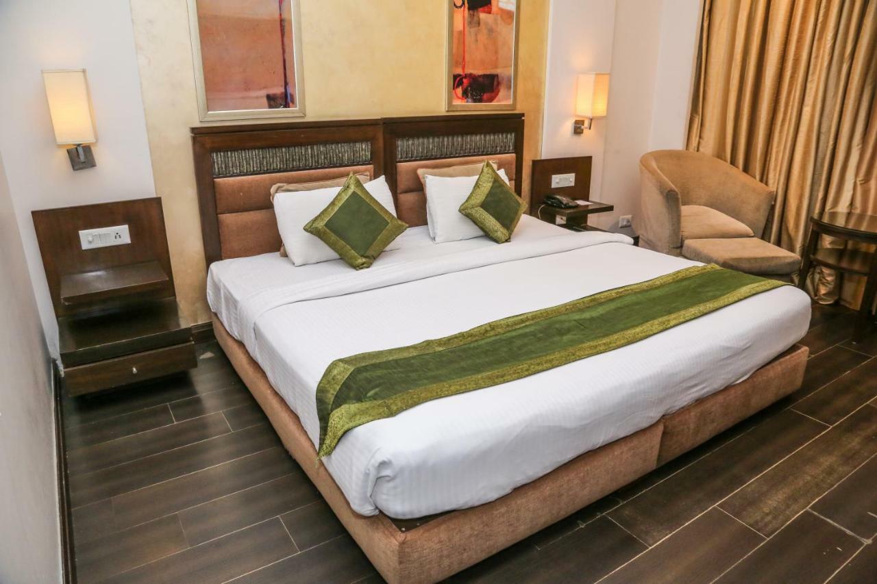 Hotel Western Court Chandīgarh Екстериор снимка