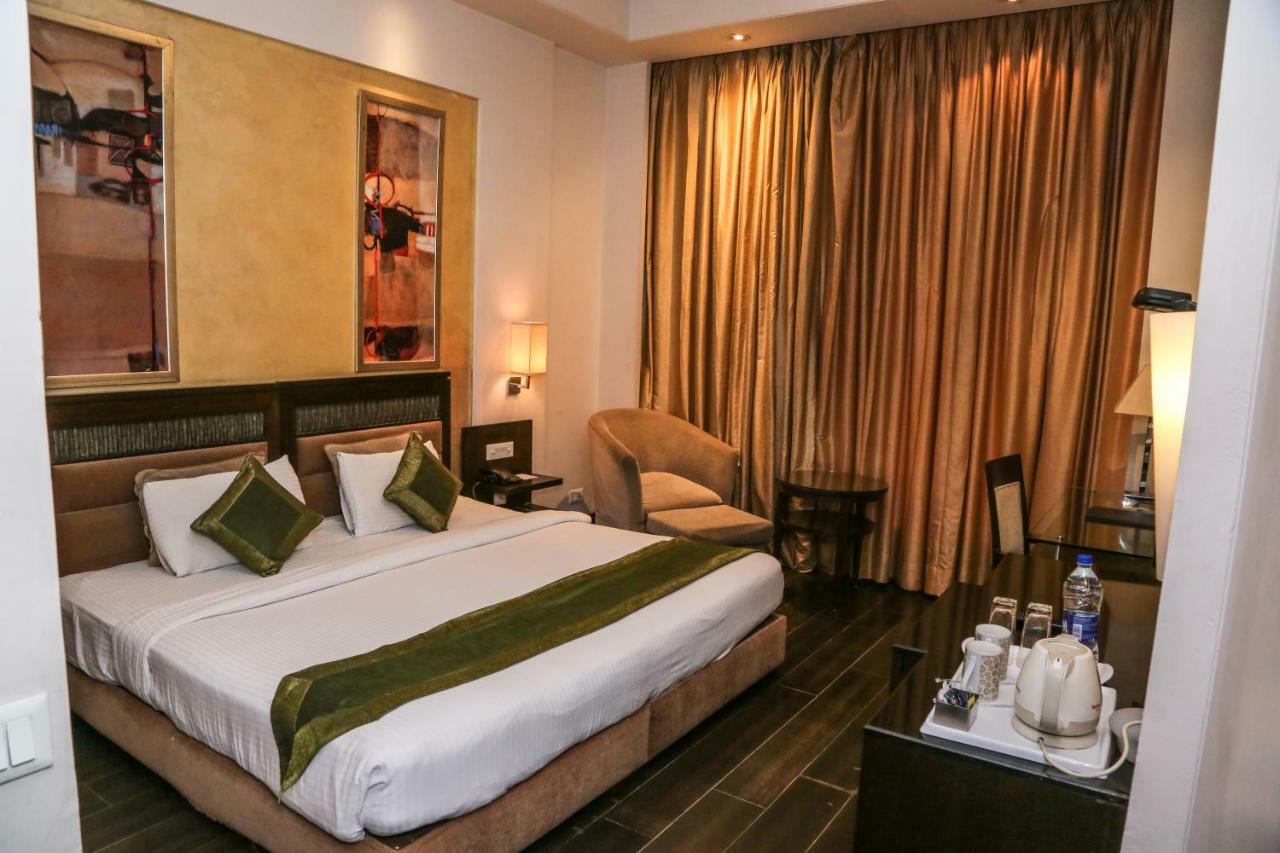 Hotel Western Court Chandīgarh Екстериор снимка