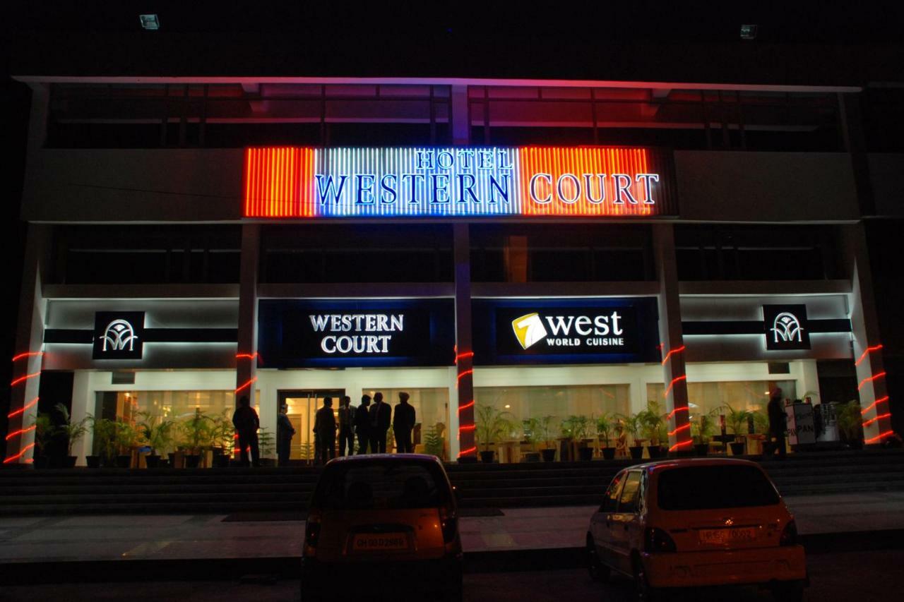 Hotel Western Court Chandīgarh Екстериор снимка