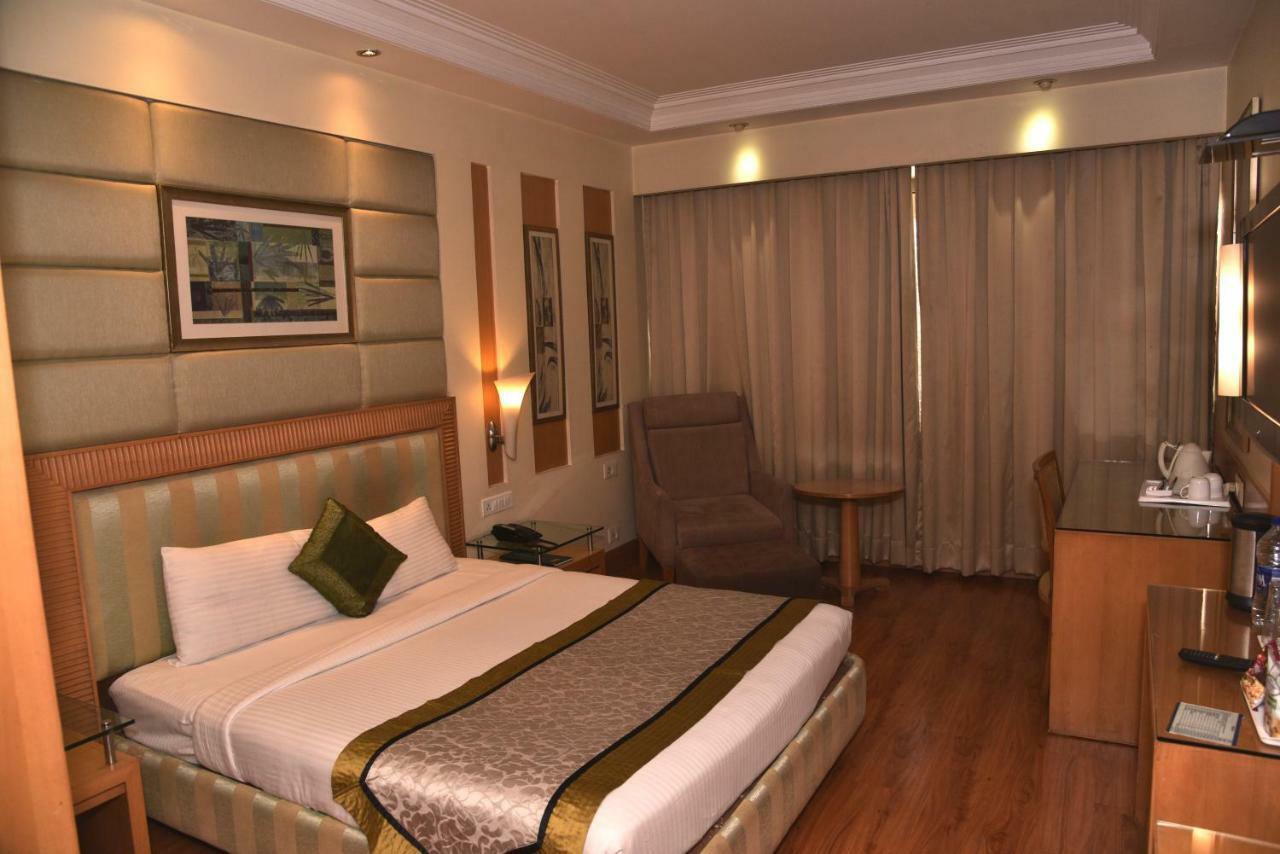Hotel Western Court Chandīgarh Екстериор снимка