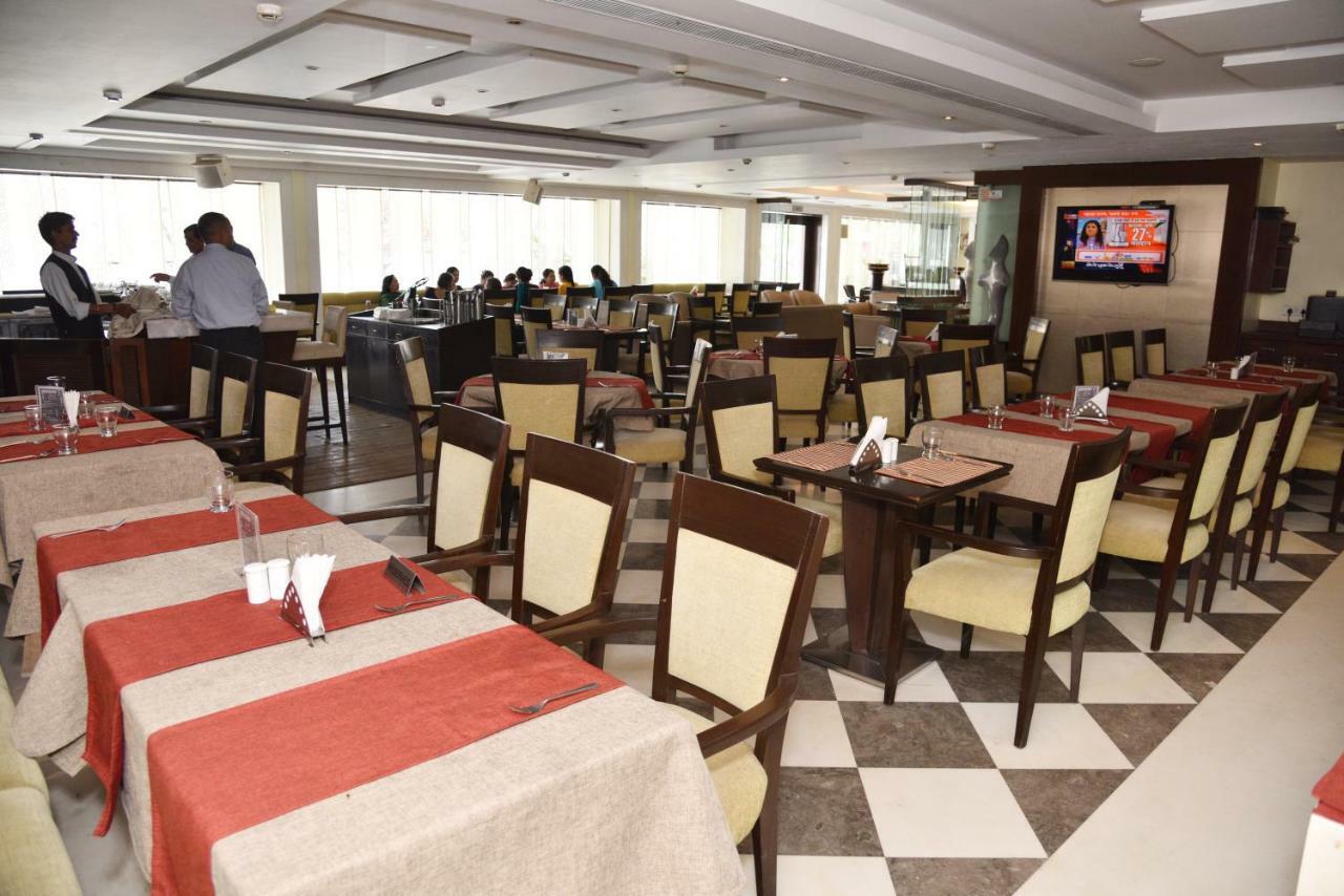 Hotel Western Court Chandīgarh Екстериор снимка