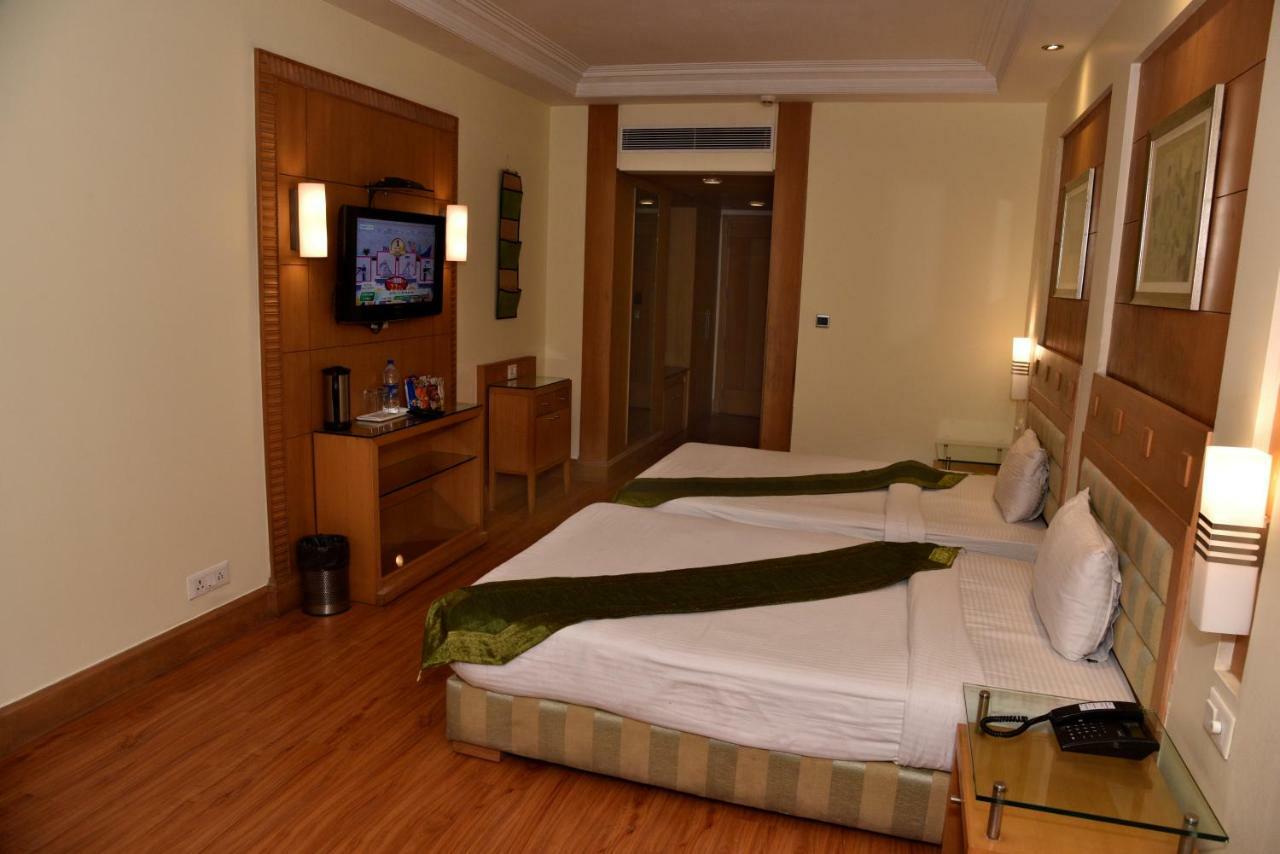Hotel Western Court Chandīgarh Екстериор снимка