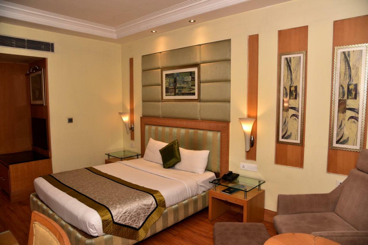 Hotel Western Court Chandīgarh Екстериор снимка